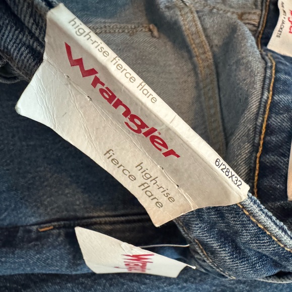 NWT Wrangler Fit and Flare Women’s Jeans - Picture 3 of 4